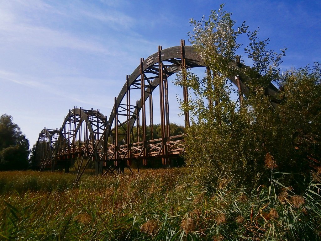 A szigetre vezető, különlegesen ívelt, fa szerkezetű híd Forrás: Kiss Csaba/www.Holkerékpározzak.hu