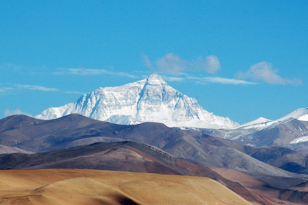 Az Everest északi oldala Tingri felől Forrás: Wikipédia/Joe Hastings