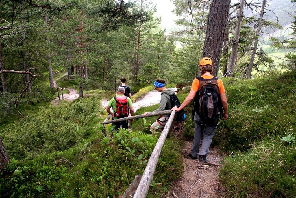 A kilátótól jobbra indulunk tovább az ösvényen.