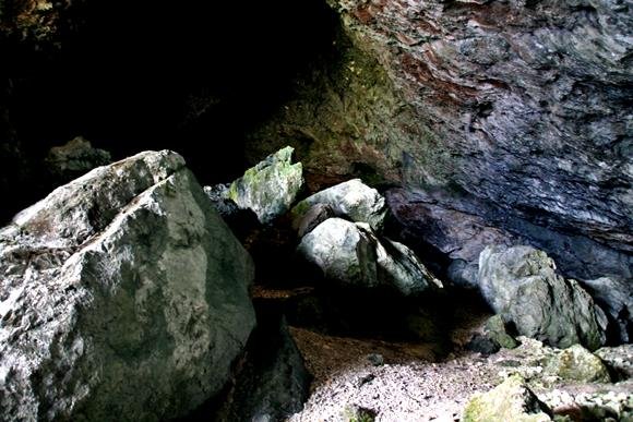 A barlangban kisebb-nagyobb sziklák hevernek mindenütt.