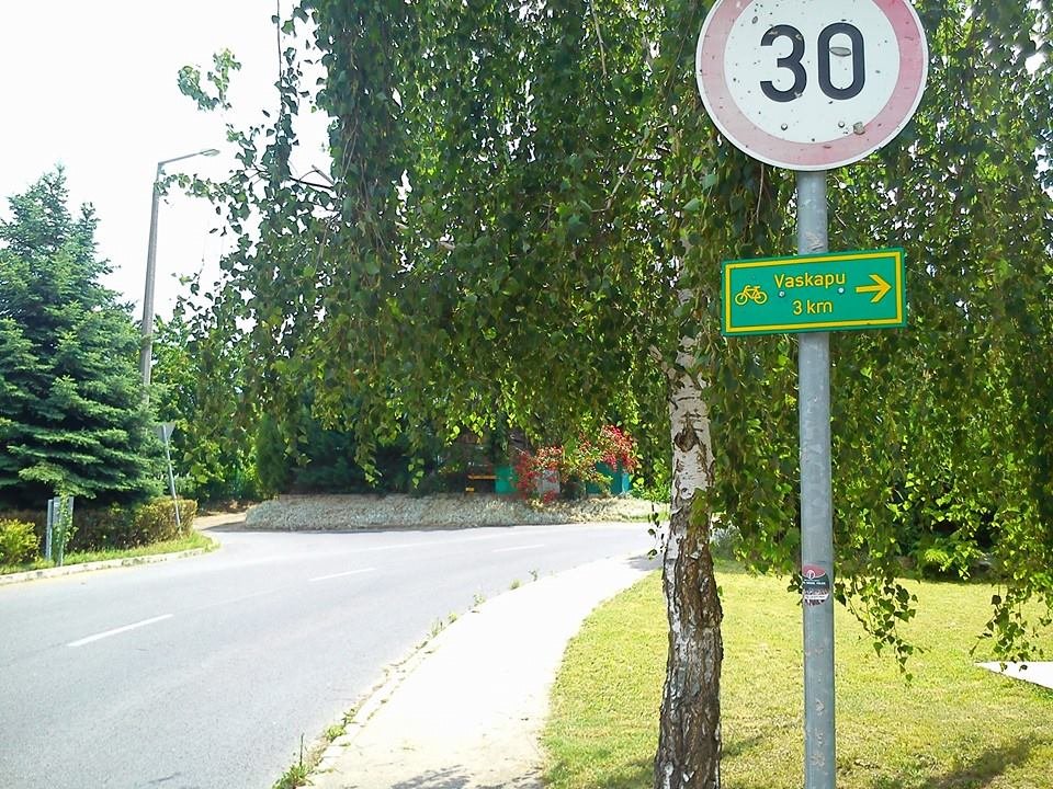 Kiegészítő tábla is jelzi az útvonal kezdetét ForrĂĄs: Mozgásvilág.hu