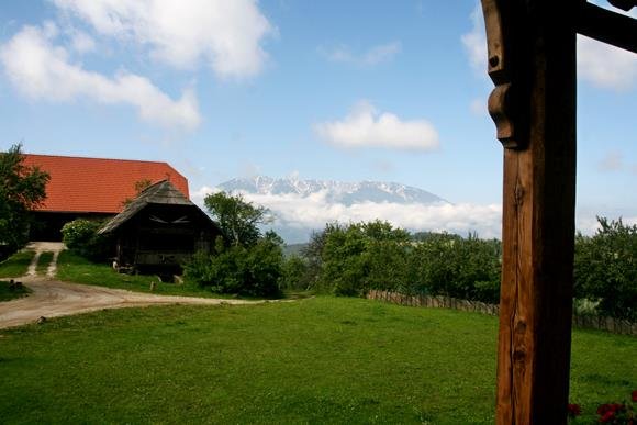 A farm, háttérben a Peca hegy. Forrás: www.mozgasvilag.hu