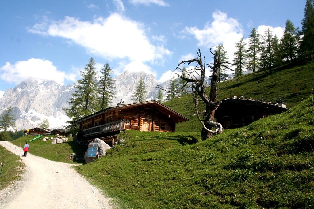 Háttérben a Dachstein. ForrĂĄs: www.mozgasvilag.hu