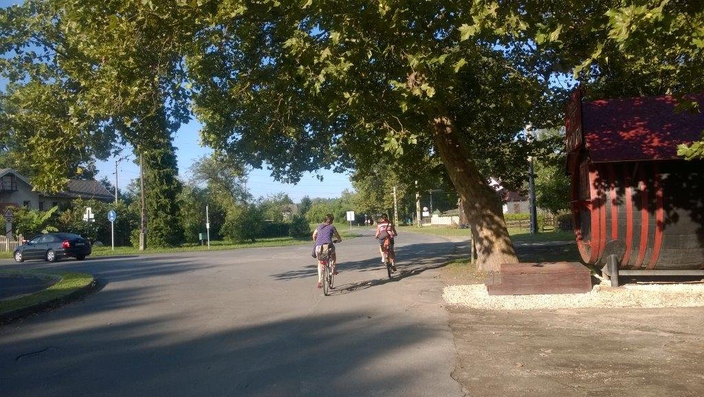 Balatonlelle szabad strandjától a balatonboglári gömbkilátóig