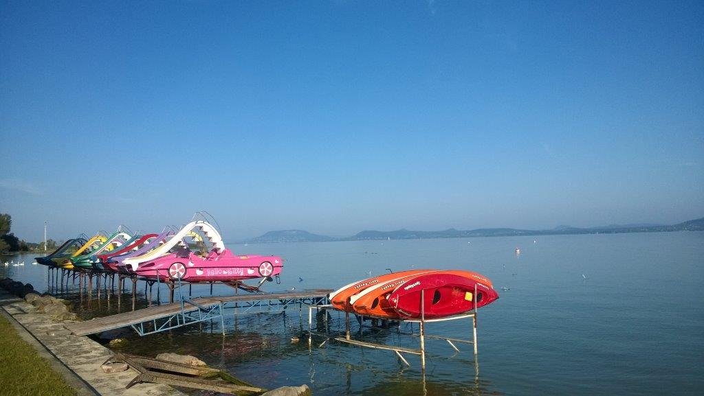 Balatonlelle szabad strandjától a balatonboglári gömbkilátóig