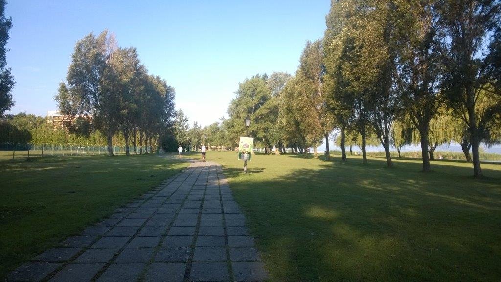 Balatonlelle szabad strandjától a balatonboglári gömbkilátóig