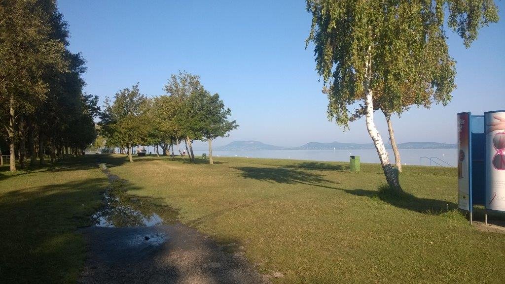 Balatonlelle szabad strandjától a balatonboglári gömbkilátóig