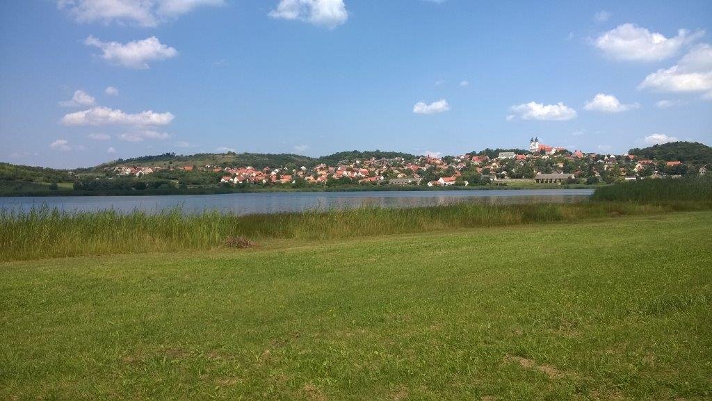 Futás a tihanyi Belső-tó körül ForrĂĄs: Mozgásvilág.hu