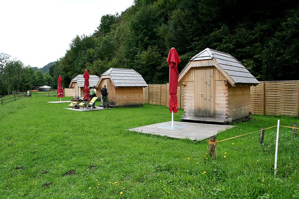 Ún. glamping mini faházak.