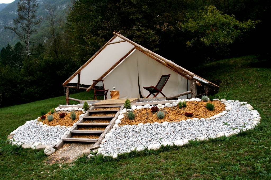 Népszerű glamping sátor egy Bovec melletti kempingben.