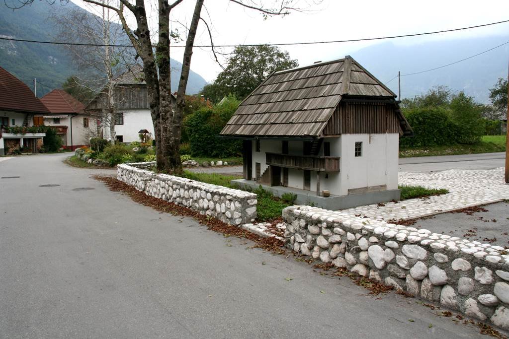 Mini klasszikus falusi ház Čezsoča-ban.