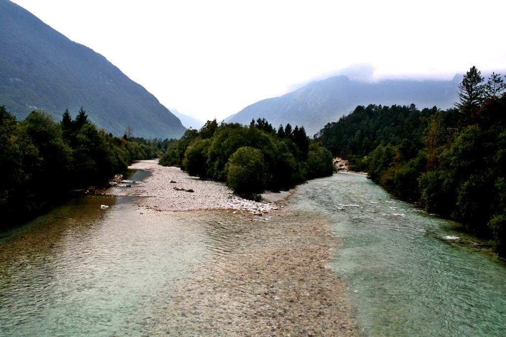 A Soča a hídról Čezsoča-t magunk mögött hagyva.