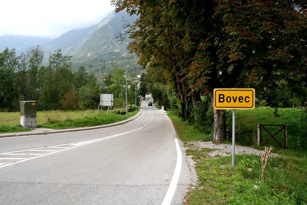 A táblánál egyenesen be Bovecbe.