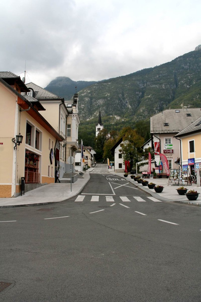 Kiindulópont: Bovec főteréről a templom irányába, majd balra kanyarodva tovább a B2-es aszfaltúton.