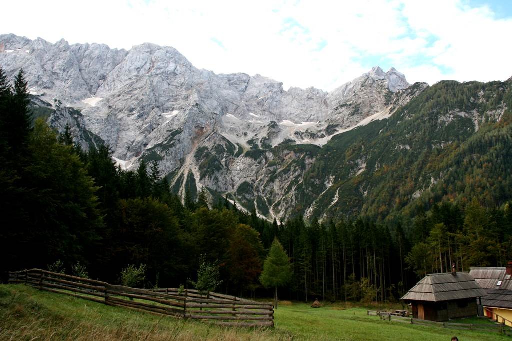 A Češka koča menedékház látható pont szemben, fent a magasban.