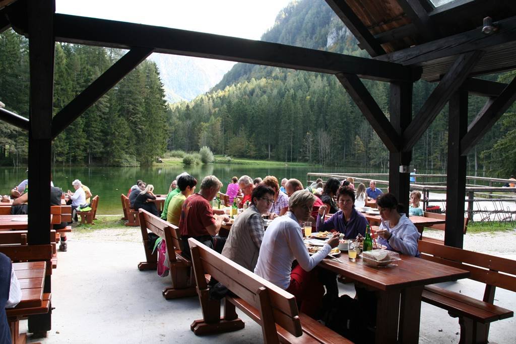 Hangulatos ebéd a Planšarsko tó partján.