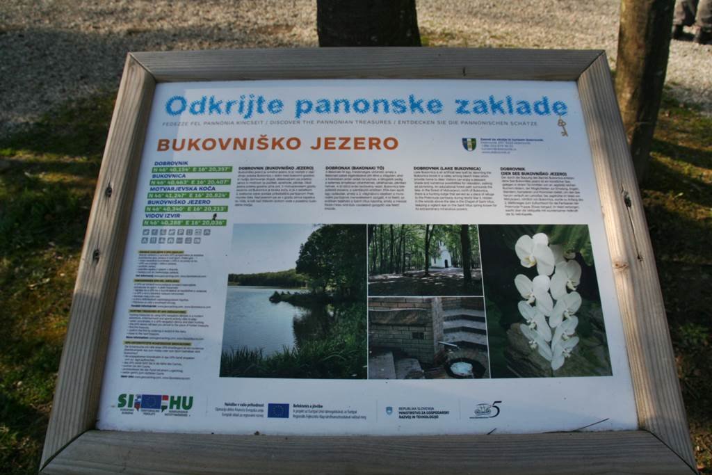 Eligazító táblák a parkolónál