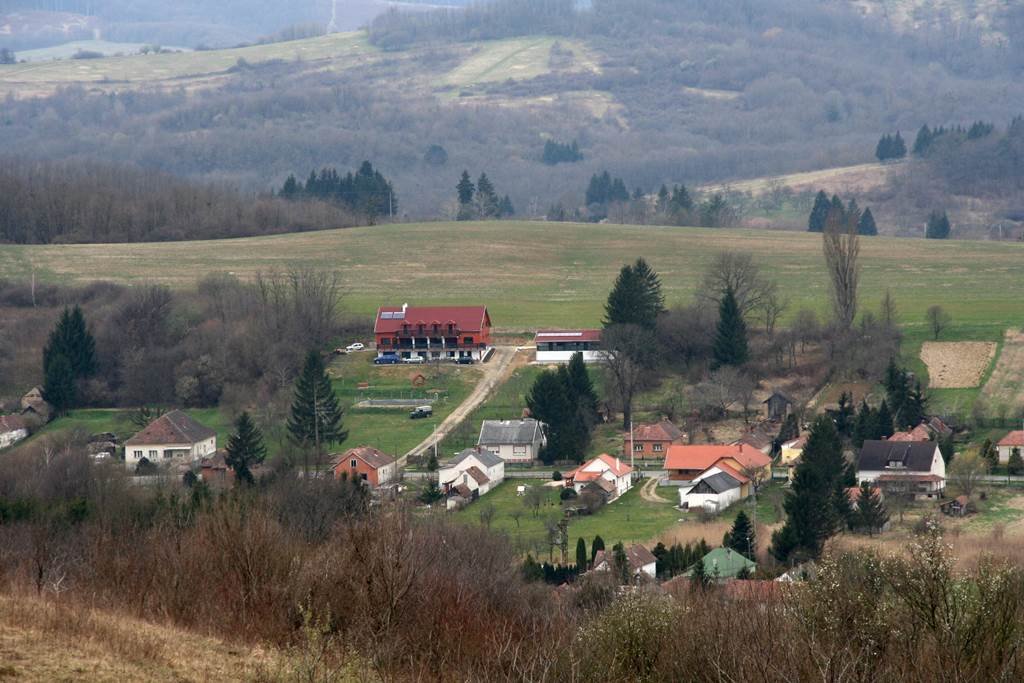 Távolban a turisztikai centrum főépülete