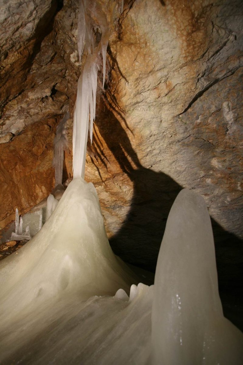 Csodálatos jég formációk a barlangban