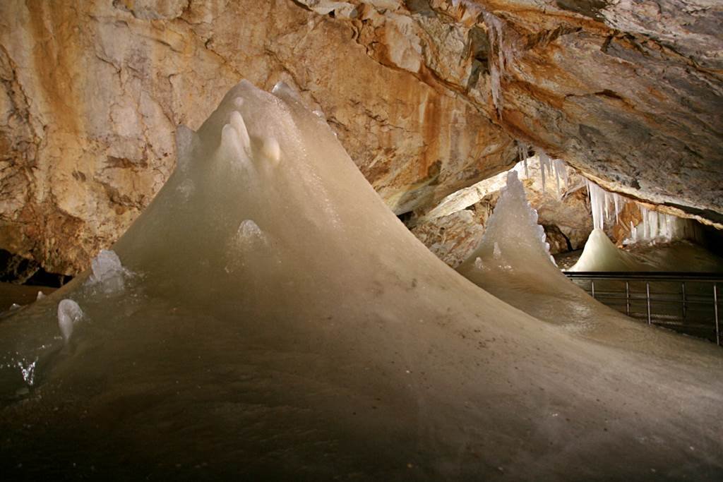 Csodálatos jég formációk a barlangban