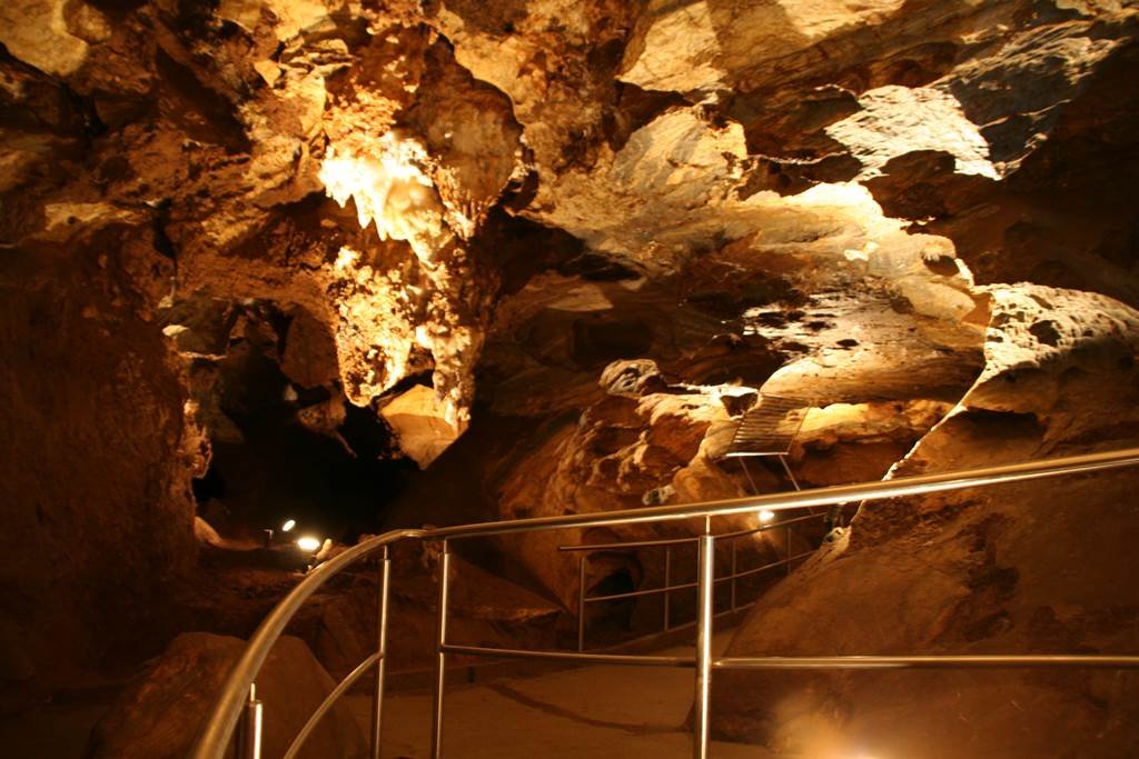 A barlangban aszfaltozott ösvények vezetik körbe a látogatókat