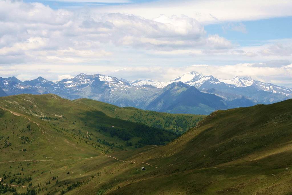 A magasabb hegycsúcsokat még javában fedi a hó