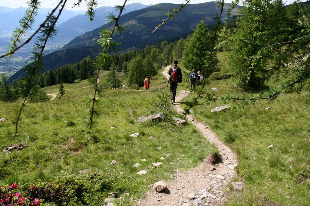 Az út egyszer csak elkezd lejteni