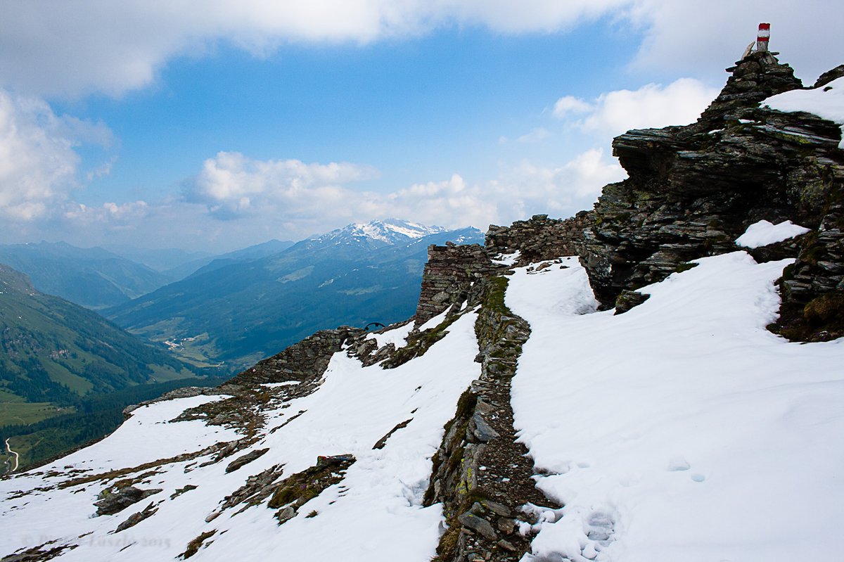 Június végén már 2400 méteren is vastag hó boríthatja az ösvényt