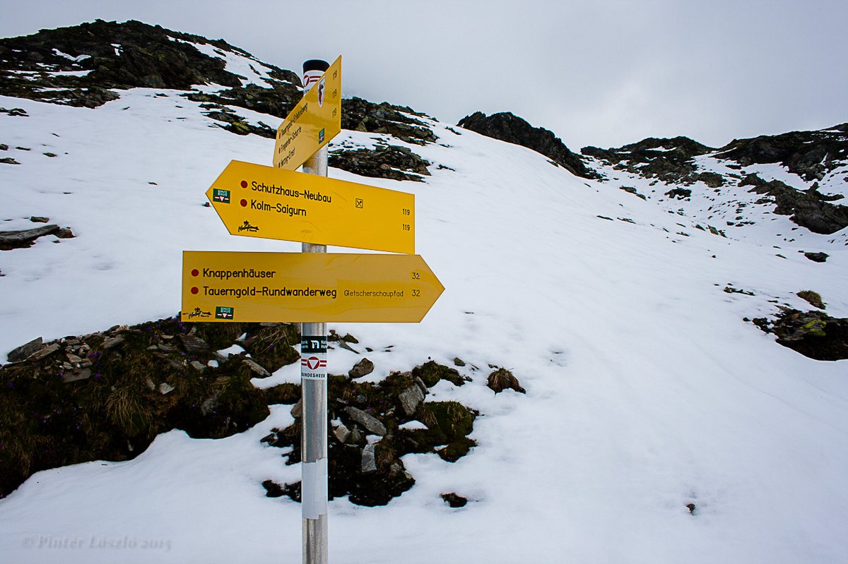 Balra a Neubau-ház, felfelé előre a Herzog Ernst, jobbra a Tauern Aranyának útja (Tauerngold Rundwanderweg)