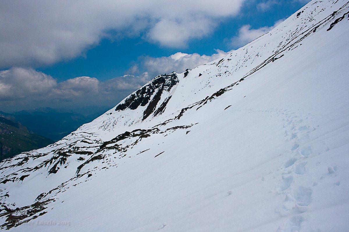 Júniusban 2500 m körül mély hó fogadhatja a gyanútlan túrázót. Túrabot, jégcsákány!
