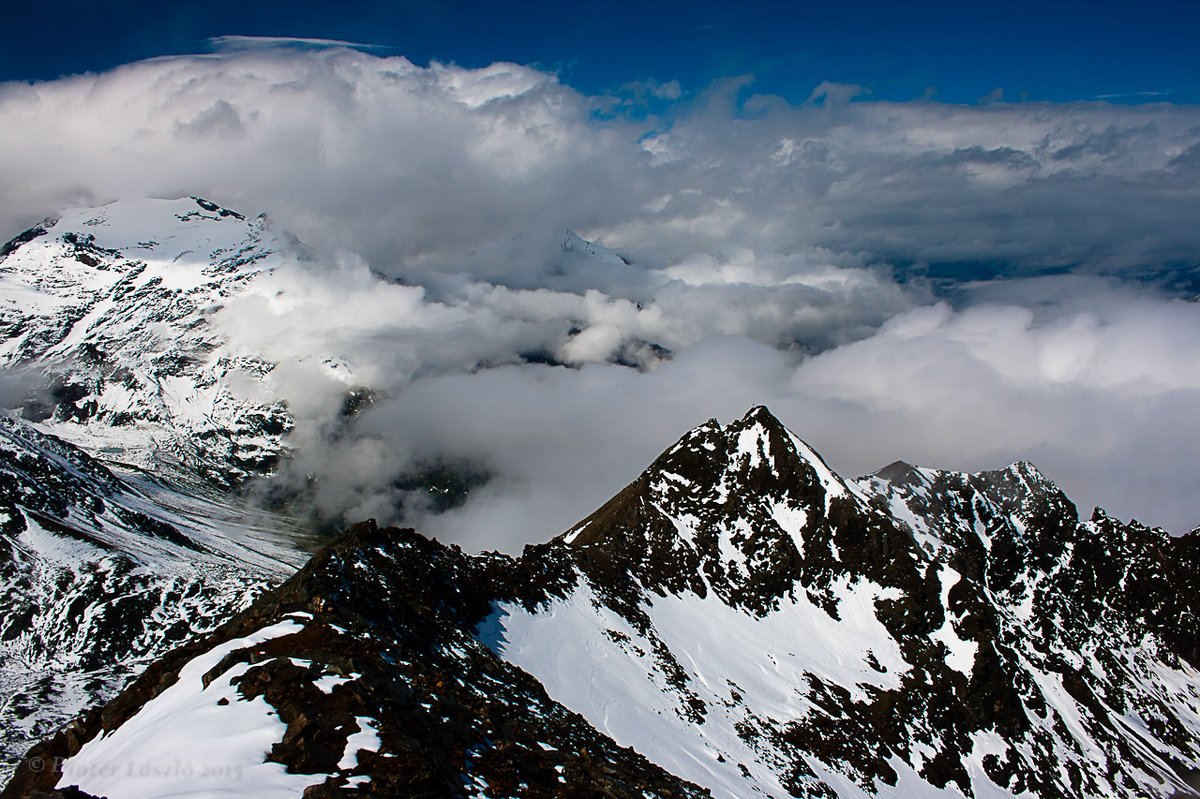 A Pröllweg havas köntösben, középen a Neunerkogel