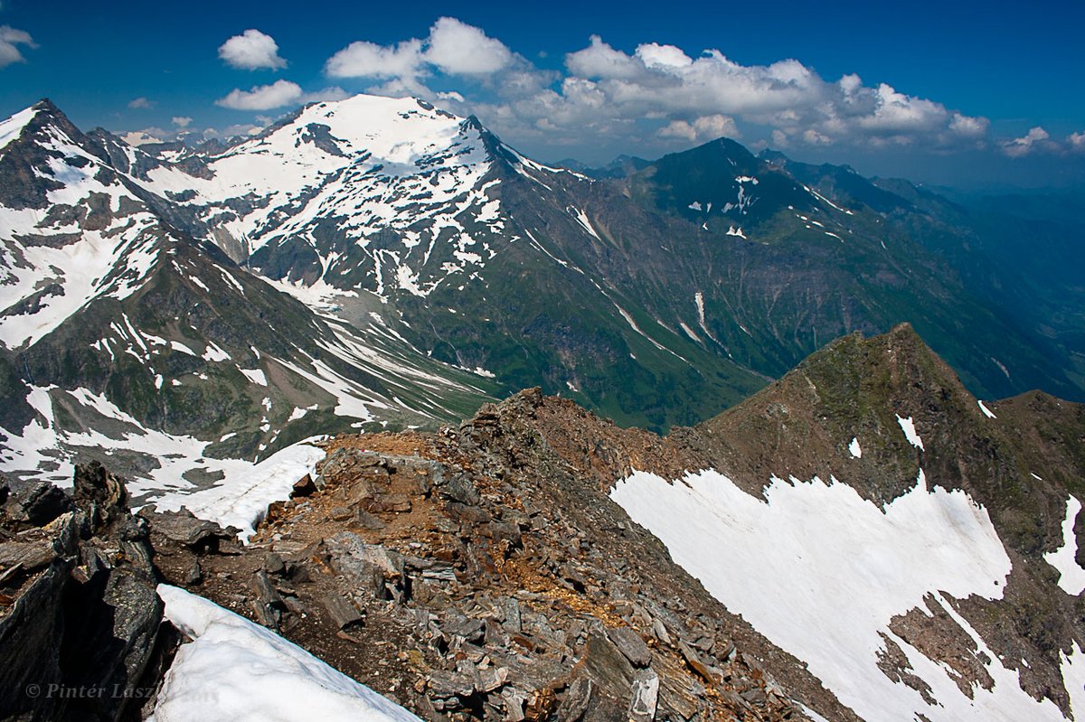 A Pröllweg eleje, jobbra lent a Neunerkogel, balra hátul a Hocharn ForrĂĄs: Mozgásvilág/Pintér László