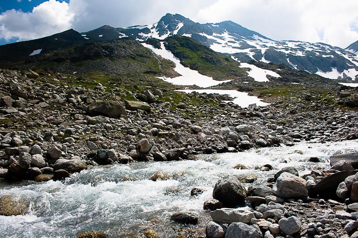 Középen a Neunerkogel, jobbra tőle a Herzog Ernst Spitze. A kép a Tauerngold Rundwanderwegen készült.