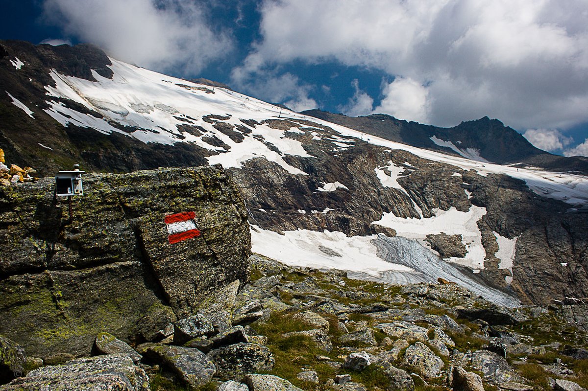 A Fraganter Scharte, hátul a Mölltaler Gletscher felső szakasza a sípályával