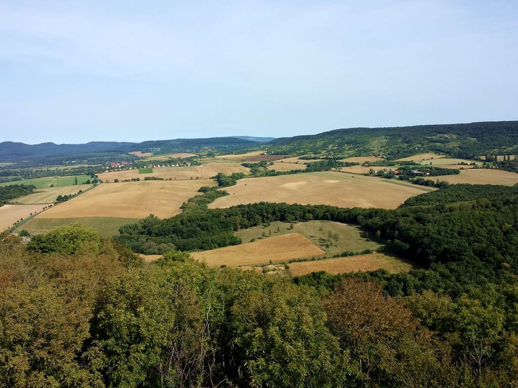 Kilátás a környező dombokra, völgyekre