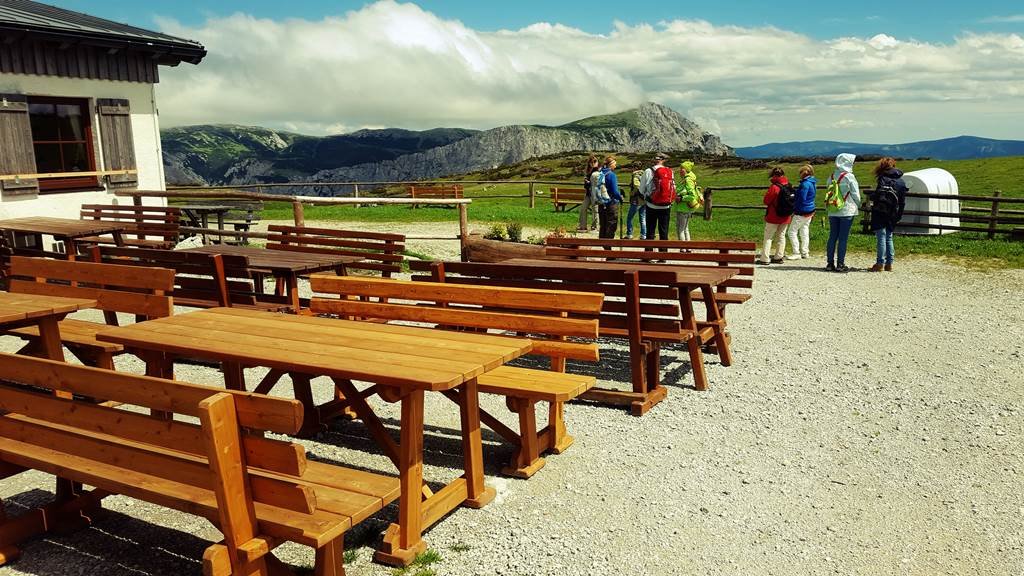 Ha épp nem lenne meglehetősen szeles és hűvös az idő, akár ki is lehetne ülni a napra, de most jobban esik a hütte melege