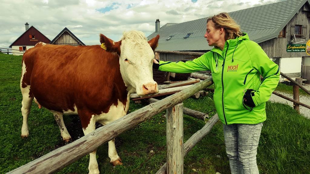 Közeli barátság kezdete Emmával, a gazdaság egyik lakójával