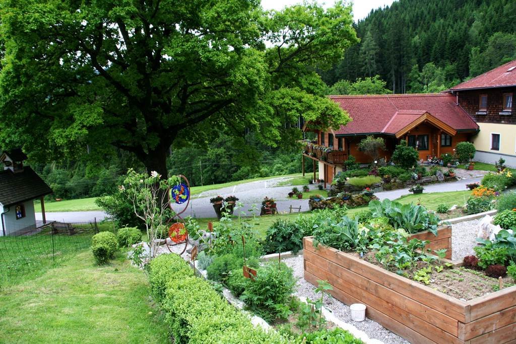 A Biobauernhof Michlbauer gyógy- és fűszernövény kertje