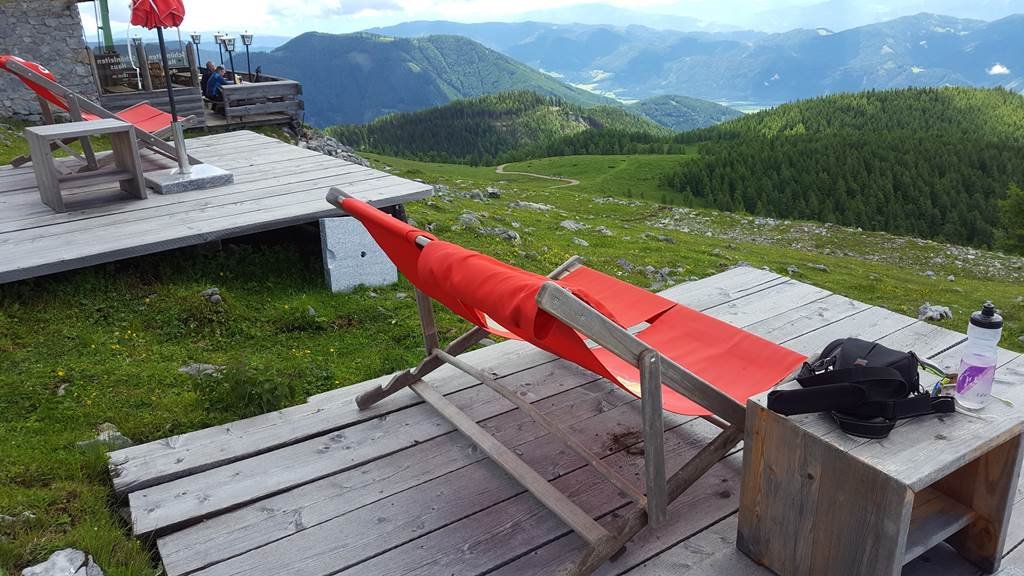 A megfáradt túrázók kis fa platformokra helyezett napozóágyakban is megpihenhetnek