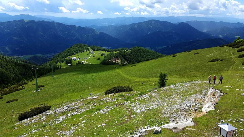 A teraszról jól látszik a kis keskeny mezei ösvény