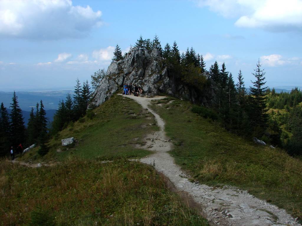 Kiry parkolóból a Lejtős-réten át a Sötét-hegyre