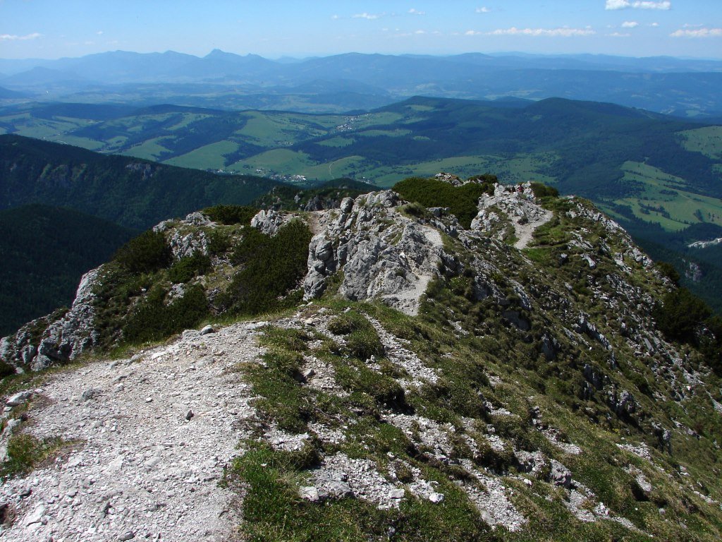 Liptóhutai-nyeregből a Szürke-hegyen át Bölényfaluba