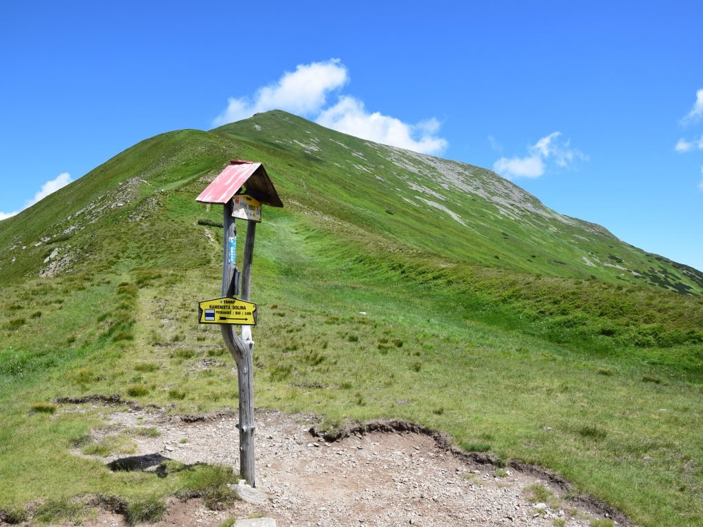 Podbanszkóról a Köves-völgyön át a Sebesre