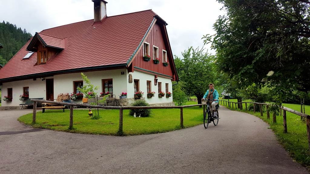 A kerékpárút kezdetben kedves kis házak között kanyarog
