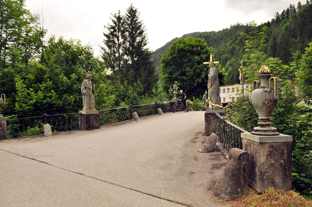 Töpper híd, amelynek különlegessége, hogy a szobrok egytől-egyig vasból készültek