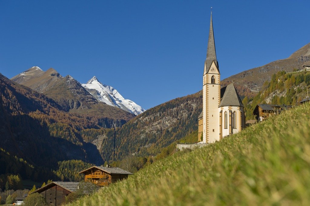 Heiligenbluti templom és a Großglockner a háttérben Forrás: © Kärnten Werbung, Fotograf: FranzGERDL