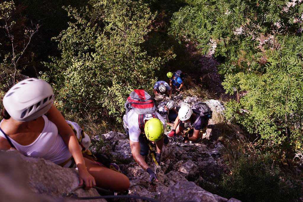 A ferráta keskeny sziklaszurdokban, főként meredek sziklafalakon halad.