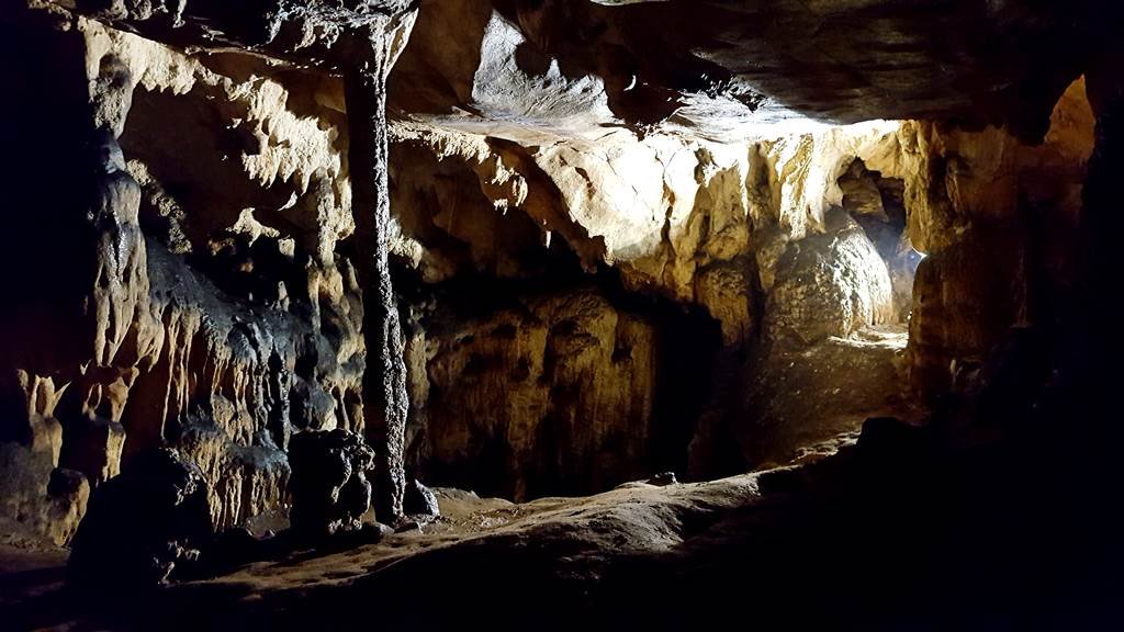 A barlangban teremről-teremre különböző cseppkő formációkat láthatunk ForrÃ¡s: www.mozgasvilag.hu