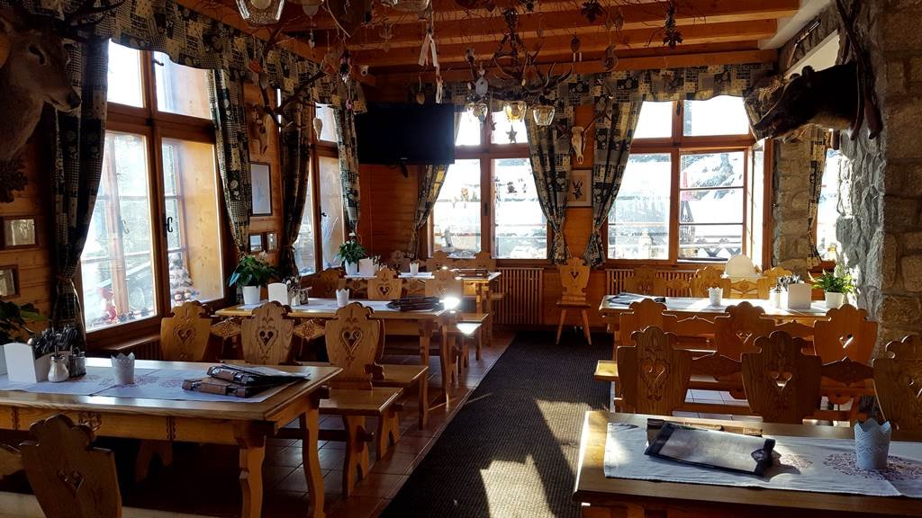A Bilík menedékház éttermi része igazi alpesi hangulatot idéz