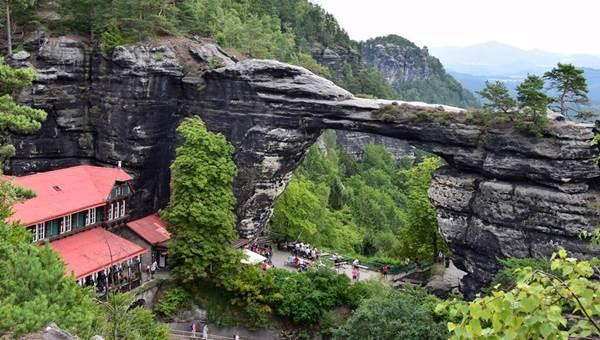 Sziklakapu és Kamenice-patak szurdoktúra